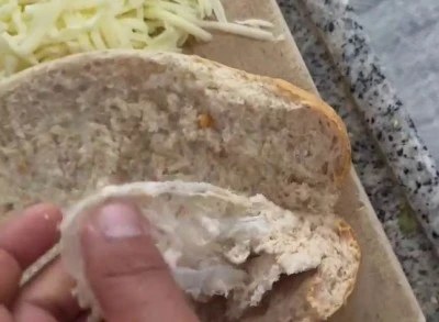 BİM Marketten aldığı ekmeğin i&ccedil;inden &ccedil;ıkanı g&ouml;r&uuml;nce neye uğradığını şaşırdı