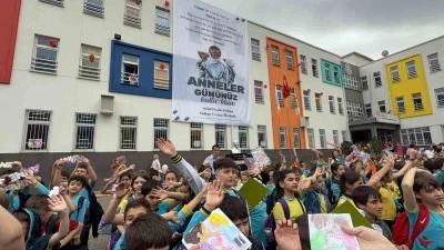 Bin 100 &ouml;ğrenciden anneleri ağlatan s&uuml;rpriz
