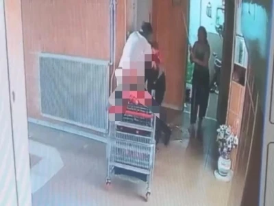 Bina g&ouml;revlisini eşinin yanında defalarca bı&ccedil;aklamış