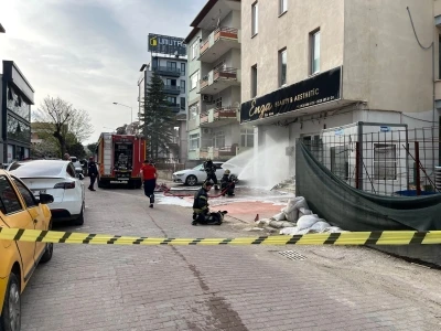 Binanın doğal gaz kutusundaki patlamada otomobil hasar g&ouml;rd&uuml;