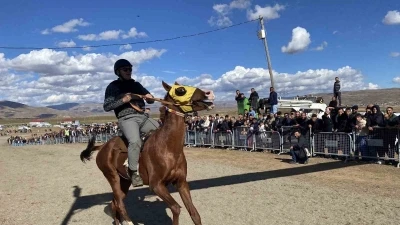 Bing&ouml;l&rsquo;de geleneksel at yarışları renkli g&ouml;r&uuml;nt&uuml;lere sahne oldu