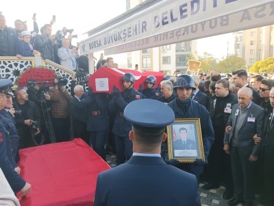 Binlerce Bursalı, &ccedil;ocuğunu g&ouml;remeden şehit olan Binbaşı Serdar Uslu'yu dualarla uğurladı