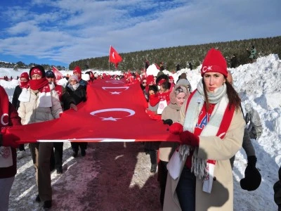 Binlerce vatandaş Sarıkamış Şehitleri i&ccedil;in y&uuml;r&uuml;d&uuml;