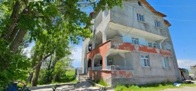 Bir aile korku i&ccedil;inde: T&uuml;m evi yılanlar sardı