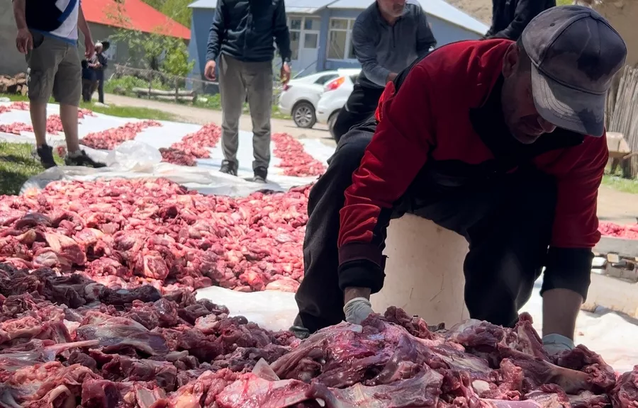 Bir asırdır s&uuml;rd&uuml;r&uuml;len toplu kurban kesimi 