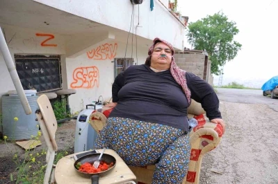 Bir &ccedil;ocuk annesinin zorlu yaşam m&uuml;cadelesi: Kilosu 200&rsquo;e dayandı
