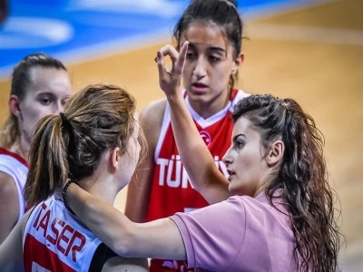 Bir d&ouml;nem milli takım doktorluğu da yapan kadın kolunda serum ile &ouml;l&uuml; bulundu