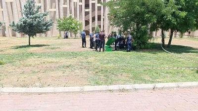 Bir gen&ccedil; parkta &ouml;l&uuml; bulundu