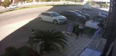 Bir kadın, kuaf&ouml;r &ouml;n&uuml;nde oturan 2 kadını silahla vurdu