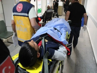 Bir &ouml;ğrenci arkadaşını havalı t&uuml;fekle bacağından vurdu