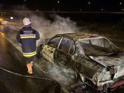 Bir otomobil yanarak k&uuml;le d&ouml;nd&uuml;