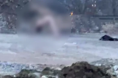 Bir şahıs &ccedil;ıplak halde ilgin&ccedil; hareketler sergiledi