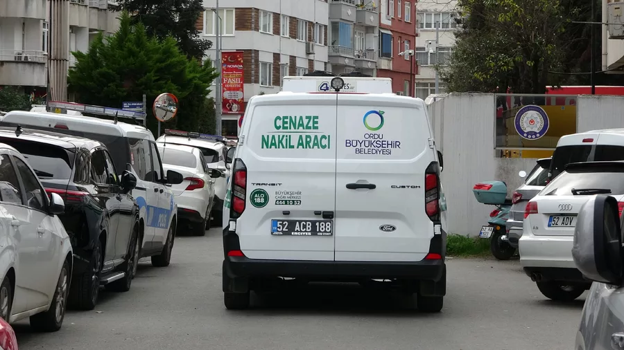 Bir şahıs polisin belinden silahını alıp canına kıydı