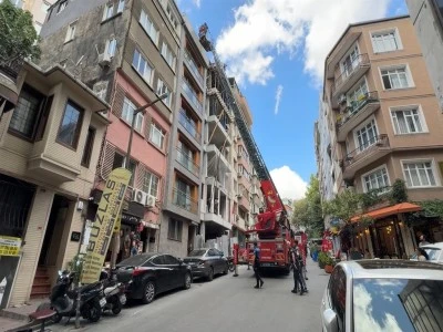 Bir turist &ccedil;atıya &ccedil;ıplak &ccedil;ıktı
