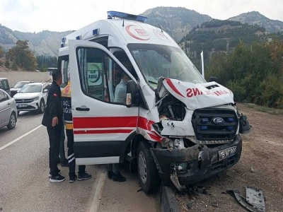 Biri ambulans 4 ara&ccedil; zincirleme kazaya karıştı: 6 yaralı