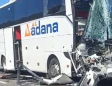 Biri otob&uuml;s &uuml;&ccedil; aracın karıştığı kaza ucuz atlatıldı