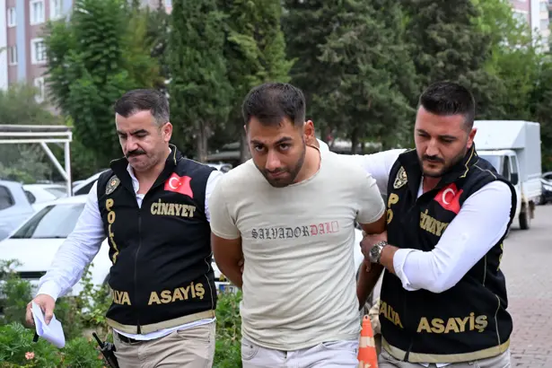 Birlikte yaşadığı kadını boğmadan &ouml;nce &uuml;zerine kaynar su d&ouml;km&uuml;ş