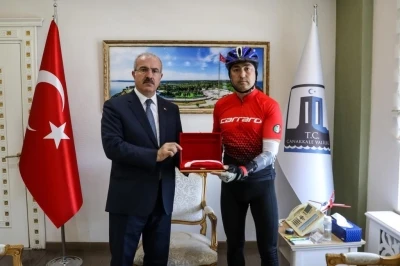 Bisikleti ile 106 yıl sonra aynı g&uuml;zergahtan T&uuml;rk bayrağını Samsun&rsquo;a ulaştıracak
