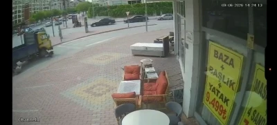 Bisikletteki 3 &ccedil;o&ccedil;uk kamyonetin altında kaldı