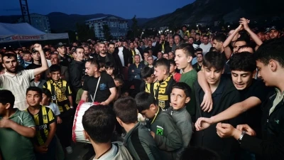 Bitlis Spor, 3'&uuml;nc&uuml; Lig'e y&uuml;kseldi, taraftarlar sokağa d&ouml;k&uuml;ld&uuml;