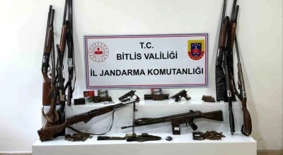 Bitlis&rsquo;te baskınlarda &ccedil;ok sayıda silah ele ge&ccedil;irildi