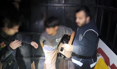 Bitlis'te kamyonet kasasındaki gizli b&ouml;lmede 12 ka&ccedil;ak g&ouml;&ccedil;men yakalandı: 2 tutuklama
