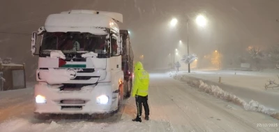 Bitlis&rsquo;te yoğun kar yağışı nedeniyle bazı yollar ağır vasıta ara&ccedil;larına kapatıldı