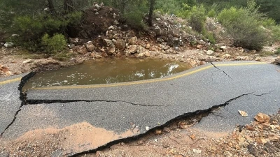 Bodrum&rsquo;da ana su isale hattı patladı, uzun ara&ccedil; kuyrukları oluştu