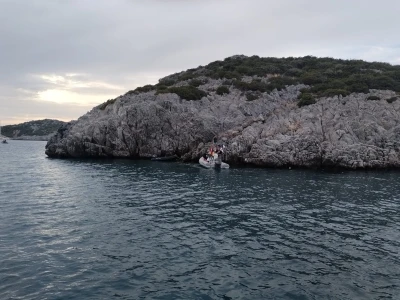 Bodrum&rsquo;da bot kayalıklara &ccedil;arptı: 4 yaralı