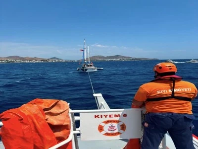 Bodrum'da makine arızası nedeniyle s&uuml;r&uuml;klenen tekne kurtarıldı