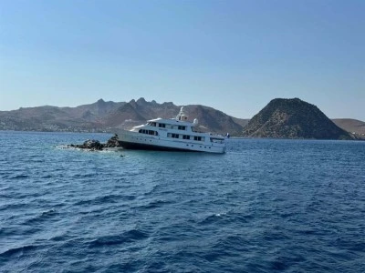 Bodrum'da motoryat kayalıklara &ccedil;arptı 