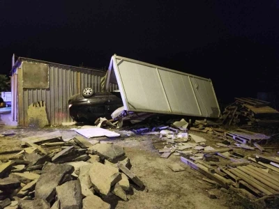 Bodrum&rsquo;da otomobil konteynere &ccedil;arptı: 3 yaralı
