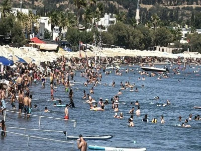 Bodrum&rsquo;da sıcak havada turistlerin deniz keyfi