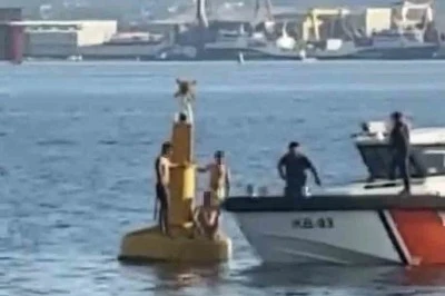 Boğulmamak i&ccedil;in deniz fenerine &ccedil;ıkan 3 kişiyi Sahil G&uuml;venlik kurtardı