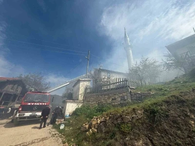 Bolu&rsquo;da &ccedil;ıkan yangında 2 ahşap ev ve 1 cami k&uuml;le d&ouml;nd&uuml;
