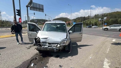 Bolu&rsquo;da hafif ticari ara&ccedil; ile otomobil &ccedil;arpıştı: 10 yaralı
