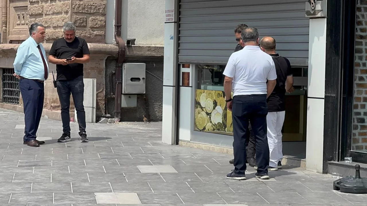 Bor&ccedil; tartışması cinayetle bitti! Kuyumcu hastanede yaşam savaşını kaybetti...