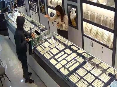 Bor&ccedil;ları i&ccedil;in kuyumcuyu soymaya kalkıştı
