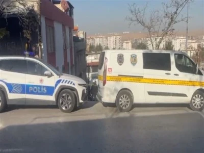 Boşandığı kadını, &ccedil;ocuklarının yanında bı&ccedil;aklayarak &ouml;ld&uuml;rd&uuml;