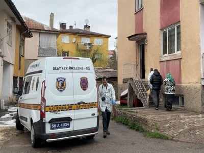 Boşanma aşamasındaki eşini bı&ccedil;aklayıp, &uuml;zerine kapıyı kilitleyerek ka&ccedil;tı