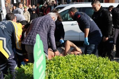 Boşanma duruşmasından &ccedil;ıktı, eşini sırtından bı&ccedil;akladı