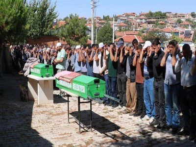 Boşanma kararının &ccedil;ıktığı g&uuml;n eşi tarafından &ouml;ld&uuml;r&uuml;len K&uuml;bra ve annesi yan yana defnedildi