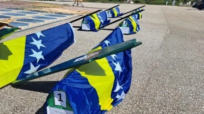 Bosna Hersek Savaşı sırasında &ouml;ld&uuml;r&uuml;len 6 kişi toprağa verildi