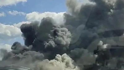 Boya fabrikasında yangın: Patlamalar meydana geliyor