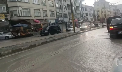 Boyabat&rsquo;ta sağanak yağış seli beraberinde getirdi
