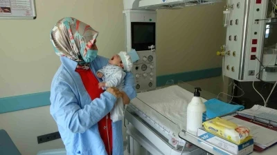 Boynunda dev t&uuml;m&ouml;rle doğan bebek hayata tutundu
