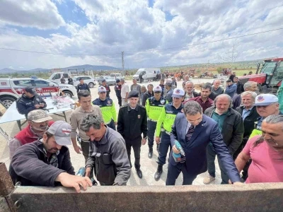 Bozkır&rsquo;da &ccedil;ift&ccedil;ilere reflekt&ouml;r dağıtıldı
