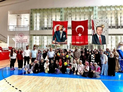 Boz&uuml;y&uuml;k&rsquo;te &ouml;ğrenciler voleybol finalinde ter d&ouml;kt&uuml;