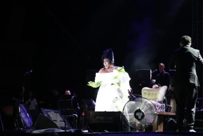 B&uuml;lent Ersoy&rsquo;dan elmalı şov