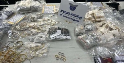 Bulgaristan g&uuml;mr&uuml;ğ&uuml;nde 16 bin Euro değerindeki altın ve g&uuml;m&uuml;ş eşya ele ge&ccedil;irildi